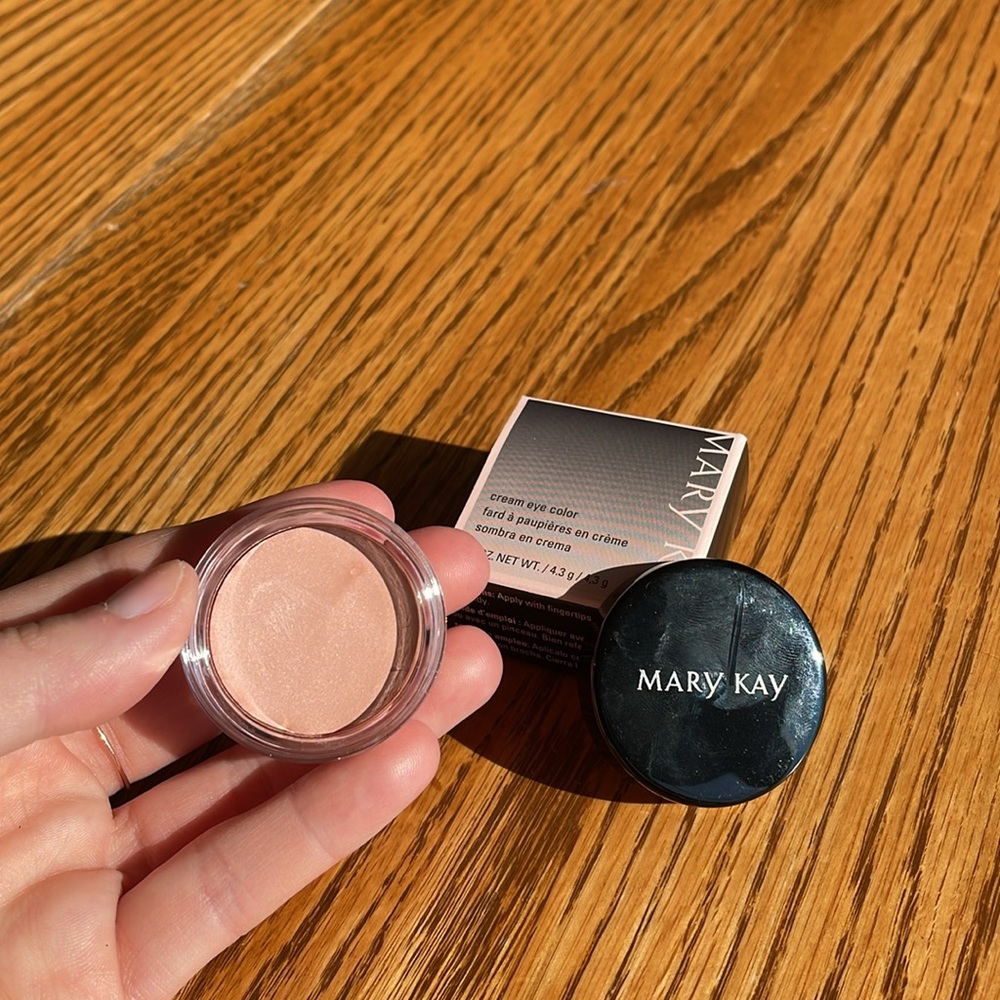 Mary Kay cream eye color shade: Pale Blush